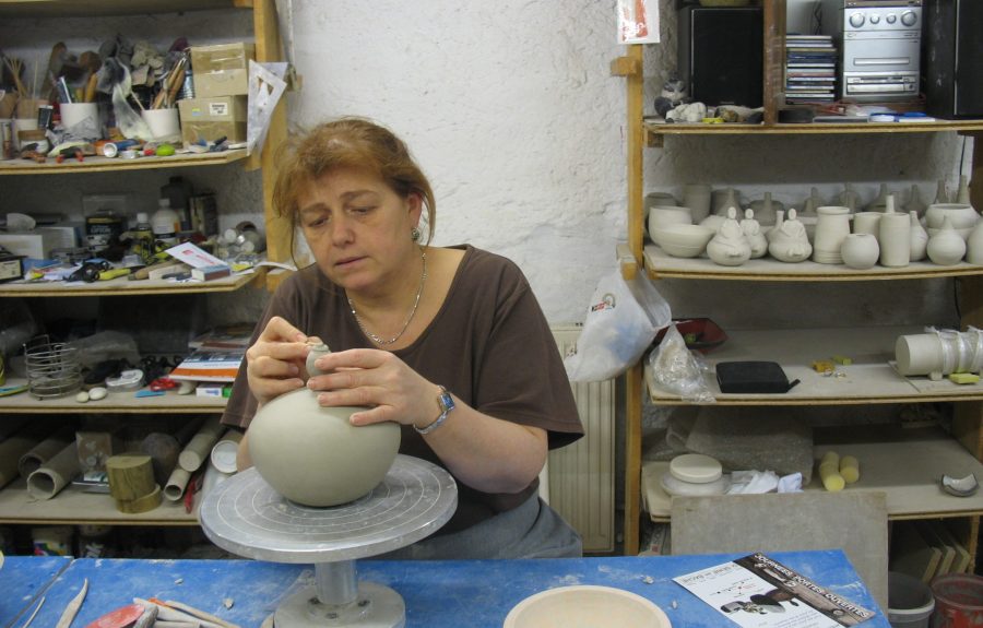 Anne Thiellet, céramiste Raku, présente à l'Artisanerie de la Saône à Seurre